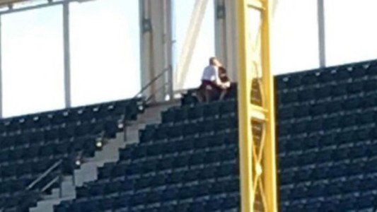 Se aburrieron y tuvieron sexo en la tribuna