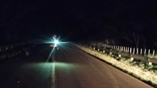 Caminaba de noche por la ruta con amigos, lo atropellaron y murió: el automovilista se escapó