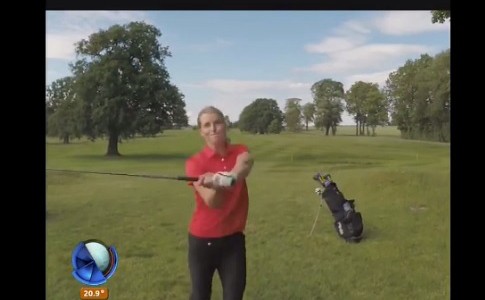 Video: violenta reacción de una golfista contra un dron