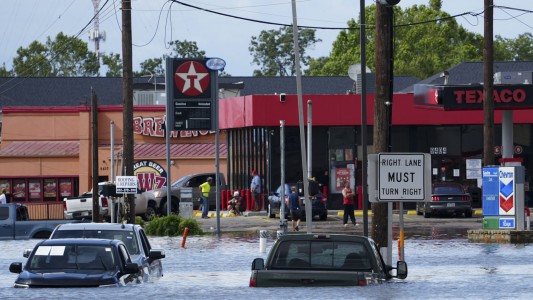 Huracán Beryl deja al menos ocho muertos y miles de afectados por los cortes de luz tras su paso por el sur de Estados Unidos