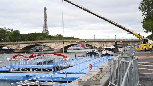 Un artista vende botellas de agua del Sena para denunciar costo de la descontaminación para los JJ OO de París