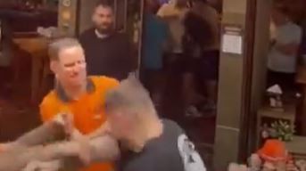 Brutal pelea entre hinchas de Inglaterra y Países Bajos en la previa de la semifinal de la Eurocopa