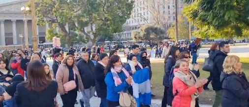 El padre de Loan se descompensó en medio de la marcha realizada en el Obelisco