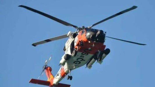Se estrelló un helicóptero en el océano frente a Hawái: un muerto y dos desaparecidos