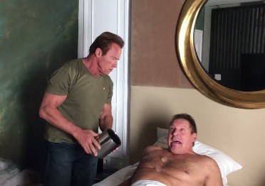 El extraño método de Arnold Schwarzenegger para despertar a una persona