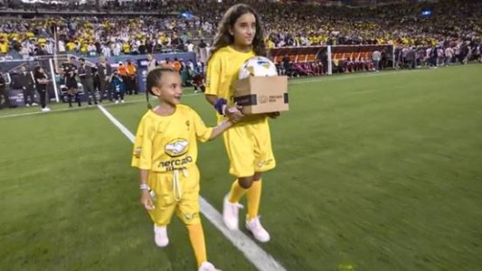 Las hijas de Ángel Di María entregaron la pelota en la final de la Copa América