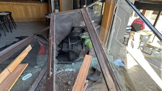 Impresionante: un camión de carga atravesó un bar en Córdoba