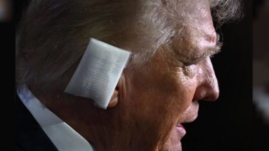 Con una venda en la oreja, Donald Trump dio su primer discurso público tras el atentado