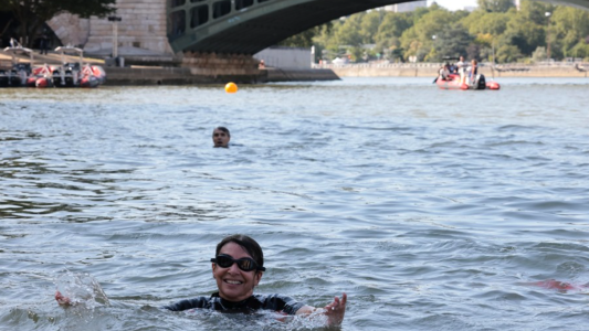 La alcaldesa de París se baña en el río Sena a nueve días de los Juegos Olímpicos