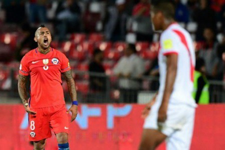 Con dos goles de Arturo Vidal Chile le ganó a Perú y se pone en carrera
