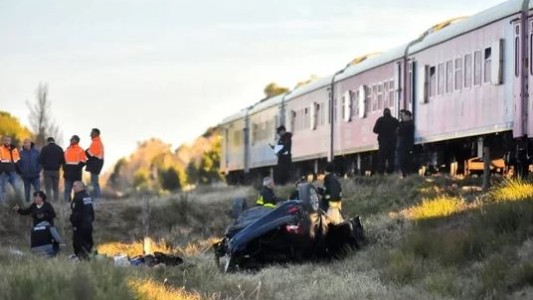 Mar del Plata: un tren que viajaba hacia Buenos Aires embistió un auto y murió una niña