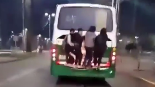 "Sin miedo a nada": cuatro jóvenes viajaron colgados de un colectivo en Wilde