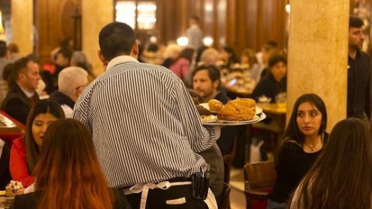Las propinas siguen siendo voluntarias pero se podrán sumar al ticket gastronómico
