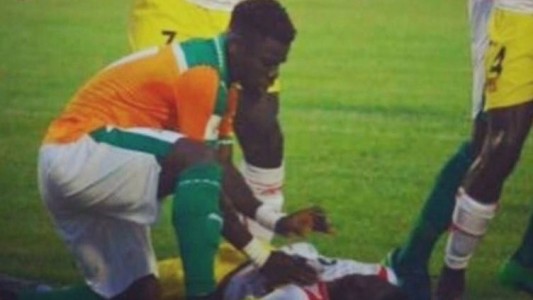 Futbolista le metió la mano en la boca a un rival y le se salvó la vida en la cancha