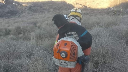 Rescate heroico: Un bombero salvó a un perro atrapado entre las llamas