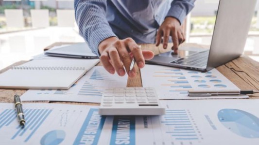 Se reglamentó con el DNU 652 el Impuesto a las Ganancias y se empieza a pagar con los sueldos de julio