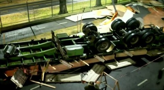 Volcó un camión frente al Parque Sarmiento