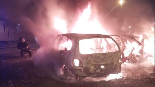 Incendiaron tres autos que estaban estacionados frente a una comisaría de Rosario