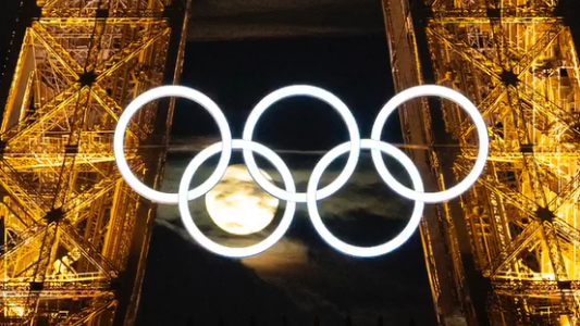 La Luna se coló entre los Anillos Olímpicos y dejó una increíble postal en la previa del evento