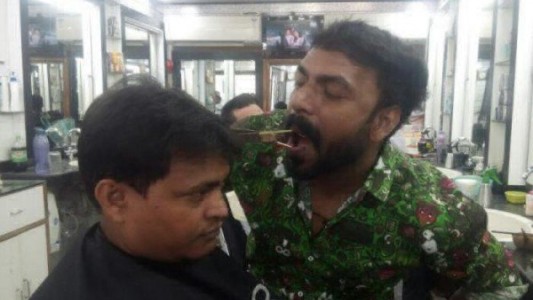 La increíble historia del hombre que corta el pelo con la boca