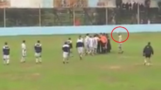 El APREVIDE prohibió el ingreso a las canchas al futbolista que agredió a una referí