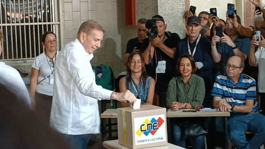 Votó González Urrutia: "Hoy comienza la reconciliación de los venezolanos"