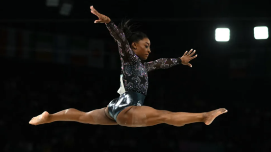 Simone Biles brilló en su vuelta a los Juegos Olímpicos, con el apoyo de famosos en las gradas