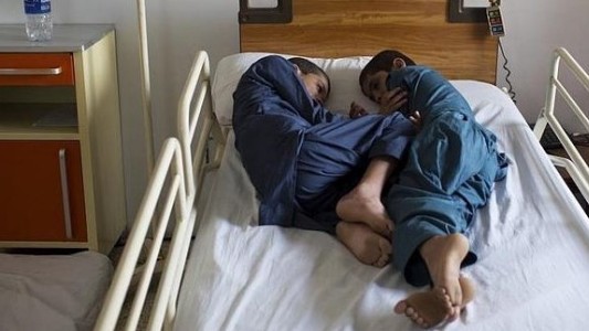 "Niños solares": el extraño caso de dos hermanos que quedan paralizados por la noche