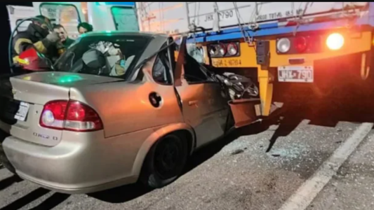 Choque fatal en Ruta 7: un hombre murió tras incrustarse debajo de un camión