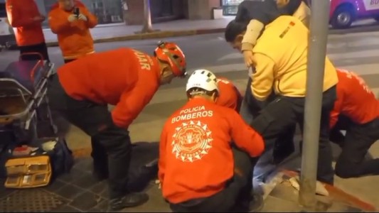 Video: una chica de 13 años caminaba por la calle y le quedó el pie atrapado en una vereda