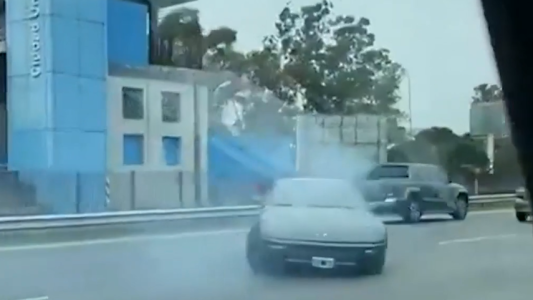 Locura con una Ferrari a máxima velocidad en la Lugones