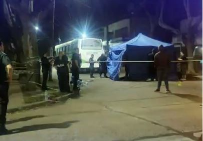 Un joven murió arrollado por el colectivo que tomó: cayó al asfalto cuando se desfondó la escalera de acceso