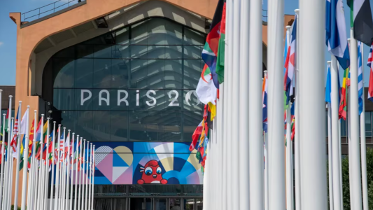 La polémica con la comida en la Villa Olímpica: el nadador Adam Peaty denuncia "gusanos en el pescado"