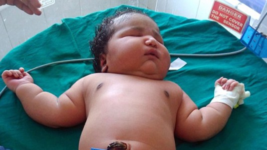 Nació en la India una bebé de casi siete kilos