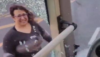 Día de furia: una mujer le rompió el vidrio delantero a un colectivo que había chocado su auto en Caballito