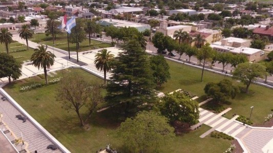 Tenía a su hijastro atado a la silla y le pegaba en la cabeza: lo detuvieron por maltrato infantil