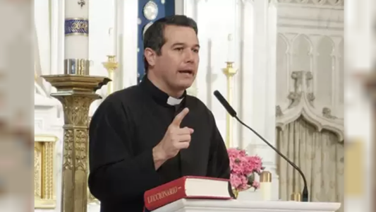 Expulsaron al sacerdote que organizó la reunión de legisladores con represores en Ezeiza