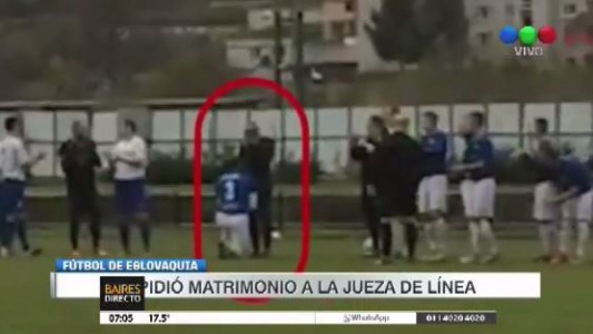 Un jugador le pidió matrimonio a una juez de línea en pleno partido