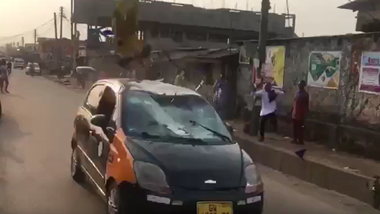 Al estilo "Speed", un hombre intentó saltar sobre un coche en movimiento y terminó herido