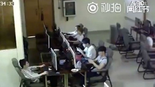 China: muri{o un joven electrocutado en un cibercafé
