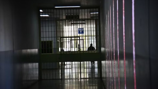Detuvieron a dos jefes penitenciarios por la venta de celulares dentro de la cárcel de Bouwer