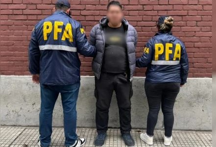 Estaba prófugo, su pareja lo delató por haberle sido infiel y fue detenido