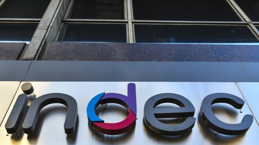 La actividad económica bajó 3,2% en el primer semestre del año, informó el Indec