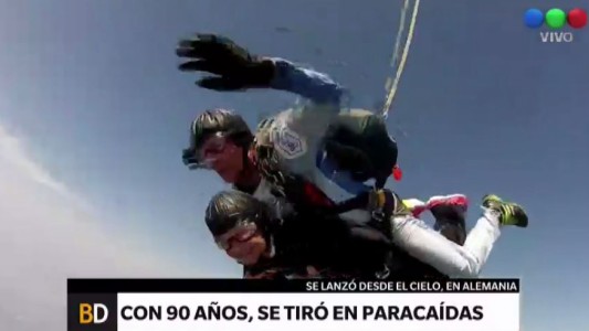 Celebró su cumpleaños 90 con un salto de 4800 metros en paracaídas