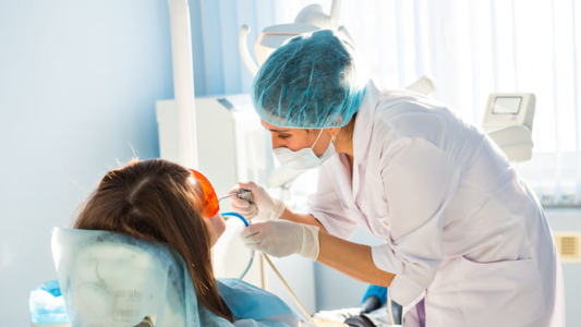 Una joven casi se ahoga en un consultorio odontológico: la salvaron con la maniobra de Heimlich