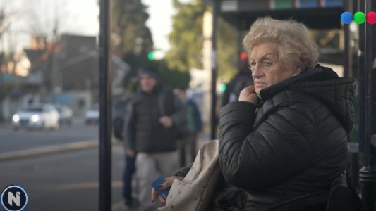 Escenas argentinas: tiene 84 años y no le alcanza la jubilación para pagar el boleto del colectivo