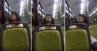 Video: una mujer actuaba como poseída e intentaron exorcizarla en el colectivo