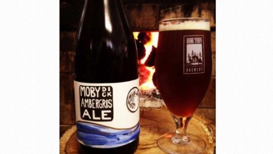 Crean una cerveza artesanal con vómito de ballena que tiene sabor a mar