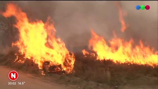 Incendios en Córdoba: hay cuatro focos activos y el fuego ya alcanzó algunas casas