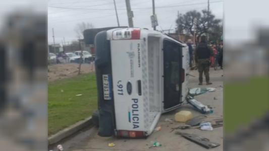 Un patrullero perdió el control y atropelló a una mujer y a su hijo de dos años